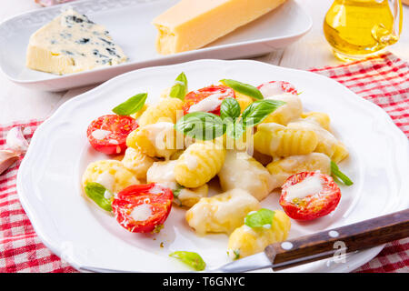 Köstliche Gnocchi mit Gorgonzola Sahnesauce und Kirschtomaten Stockfoto