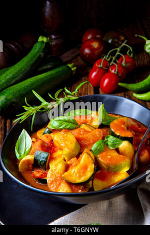 Vegetarisches Ratatouille mit frischem Gemüse und Kräutern Stockfoto
