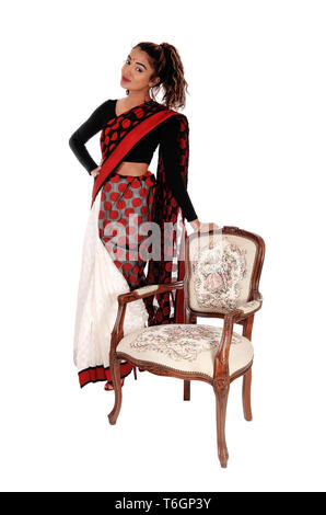 Schöne indische Frau, die in einem Sari Stockfoto