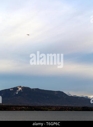 Erstaunliche Landschaft aus Nyon Schweiz. Sie können die Alpen sehen, einige Wolken. Den Himmel bunt und es gibt wenig weißen Wolken. Entspannend und wunderschön! Stockfoto