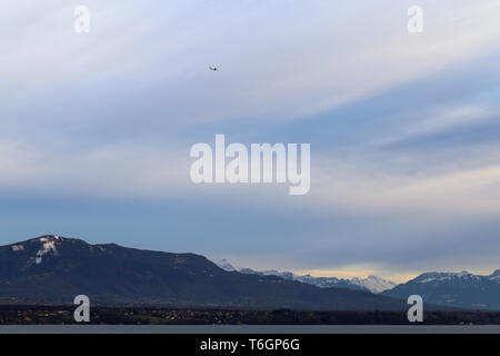 Erstaunliche Landschaft aus Nyon Schweiz. Sie können die Alpen sehen, einige Wolken. Den Himmel bunt und es gibt wenig weißen Wolken. Entspannend und wunderschön! Stockfoto