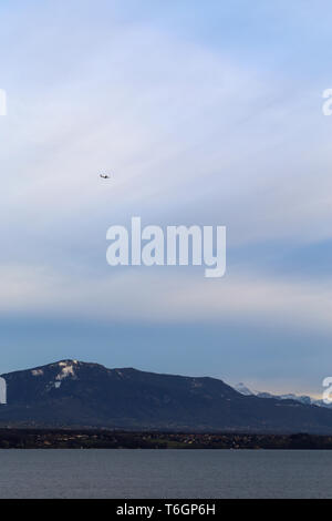 Erstaunliche Landschaft aus Nyon Schweiz. Sie können die Alpen sehen, einige Wolken. Den Himmel bunt und es gibt wenig weißen Wolken. Entspannend und wunderschön! Stockfoto