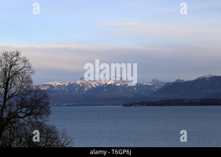 Erstaunliche Landschaft aus Nyon Schweiz. Sie können die Alpen sehen, einige Wolken. Den Himmel bunt und es gibt wenig weißen Wolken. Entspannend und wunderschön! Stockfoto