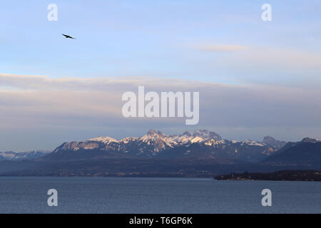 Erstaunliche Landschaft aus Nyon Schweiz. Sie können die Alpen sehen, einige Wolken. Den Himmel bunt und es gibt wenig weißen Wolken. Entspannend und wunderschön! Stockfoto