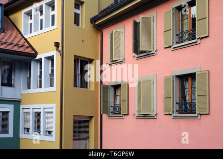 Bunte Wände von Nyon, Schweiz. März 2019. In diesem Foto können Sie Rosa, gelbe und blaue Wände mit viel mittelalterlichem Stil Windows. Stockfoto