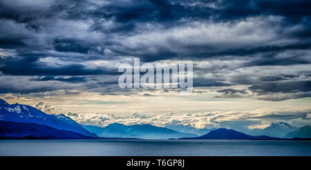 Schönen Sonnenuntergang und cloudsy Landschaft in Alaska Berge Stockfoto