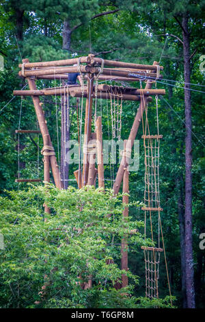 Holz- seil Kletterturm für die Erholung im Wald Stockfoto