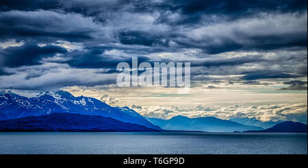 Schönen Sonnenuntergang und cloudsy Landschaft in Alaska Berge Stockfoto