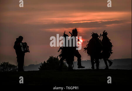 Die diebische Elster Morris Seite (Morris Dancers) während ihrer "Tanz in der Dämmerung" Tag, oder Beltane zu markieren, wie es einst bekannt war, an der ersten Ampel auf Castle Hill in Huddersfield, West Yorkshire. Stockfoto