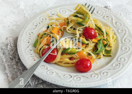 Italienische Pasta mit Gemüse, Parmesan und Zitronenschale. Stockfoto