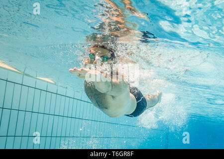 Männliche Schwimmer im Pool. Unterwasser Foto mit kopieren. Stockfoto