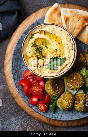 Kichererbse Humus und Falafel, Vegan arabische Vorspeise. Tabelle Ansicht von oben Stockfoto