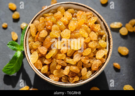 Golden Rosinen in Schüssel Nahaufnahme. Getrocknete Weintrauben oder Rosinen. Arabisches Essen Stockfoto