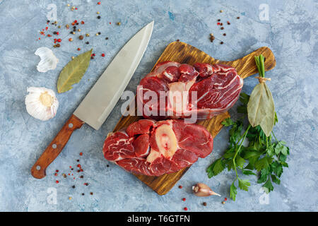 Rindersteaks Osso Buco auf Schneidebrett. Stockfoto