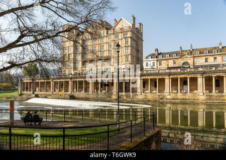 The Empire Hotel Grand Parade mit Spiegelungen im Fluss Avon, City of Bath, Somerset, England, Großbritannien Stockfoto