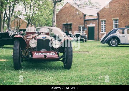 1930 Riley Brooklands classic car im Bicester Heritage Center 'Drive es Tag'. Bicester, Oxfordshire, England. Vintage Filter angewendet Stockfoto