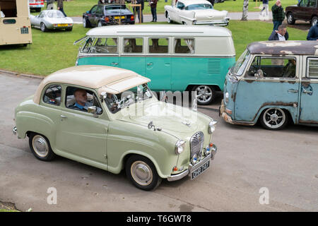 1956 Austin Auto plus einen 1970 Vw camper Van und einen 1966 VW Split Screen Volkswagen Wohnmobil. Heritage Center in Bicester, Oxfordshire, England Stockfoto