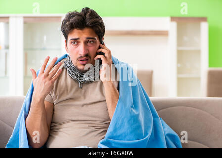 Kranken jungen Mannes Leiden von der Grippe zu Hause Stockfoto