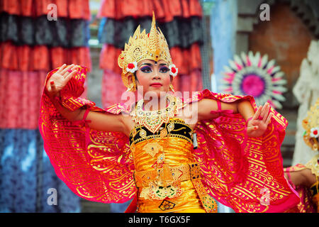 Denpasar, Bali, Indonesien - 11. Juli 2015: Porträt der schönen jungen Balinesischen Frau in ethnischen Tänzer Kostüm tanzen traditionelle Tempel Tanz Stockfoto