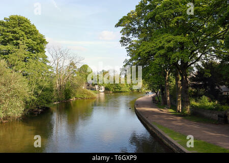 Der malerische Fluss Wye fließt durch Bakewell, England, Großbritannien, Riverside Footpath Peak District, englischer Stadtpark am Ufer des Flusses Stockfoto