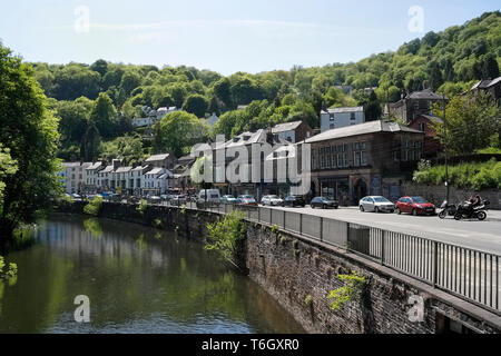 River Derwent im Matlock Bath in Derbyshire, England, UK Sunny Day. Viel befahrene Hauptstraße im Naturschutzgebiet englisches Spa im Inland Resort Stockfoto