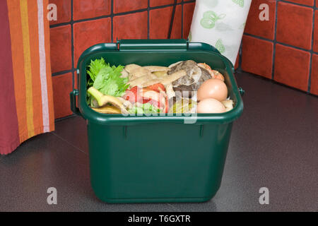 Verschwendung von Lebensmitteln für die Kompostierung im Hausmüll recycling Stockfoto