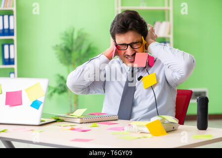 Junge help desk Operator arbeiten im Büro mit vielen gegensätzlichen Stockfoto