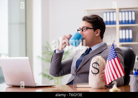 Geschäftsmann mit der amerikanischen Flagge im Büro Stockfoto