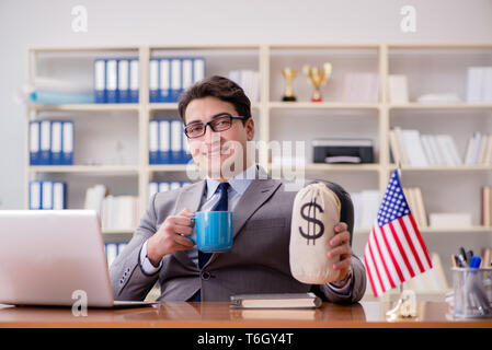 Geschäftsmann mit der amerikanischen Flagge im Büro Stockfoto