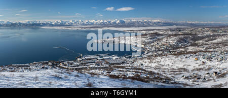 Winter Panorama der Stadt Petropawlowsk-kamtschatski, Avacha Bay, Pazifik und Seehafen auf klaren sonnigen Tag Stockfoto