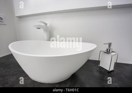 Seifen- und Shampoospender in der Nähe von keramischen Wasser Waschbecken mit Wasserhahn in teuren loft Bad tippen Stockfoto
