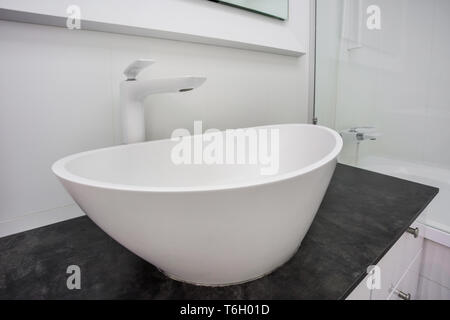Seifen- und Shampoospender in der Nähe von keramischen Wasser Waschbecken mit Wasserhahn in teuren loft Bad tippen Stockfoto