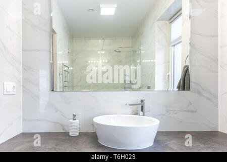 Seifen- und Shampoospender in der Nähe von keramischen Wasser Waschbecken mit Wasserhahn in teuren loft Bad tippen Stockfoto