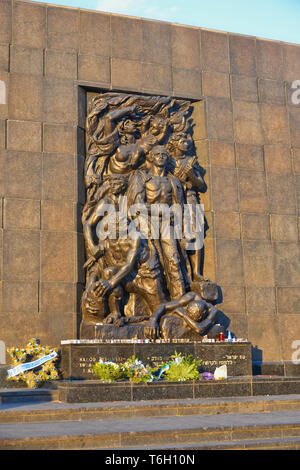 Das Ghetto Heroes Monument, das sich in Warschau, Polen, zum Gedenken an den Aufstand im Warschauer Ghetto von 1943 während des Zweiten Weltkriegs. Stockfoto