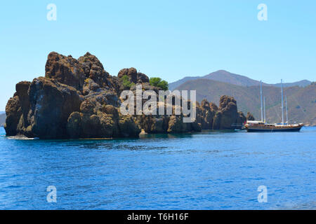 Anzeigen der Stein Inseln in der Ägäis Türkei Griechenland, felsigen Küste nahe Icmeler Marmaris Sommerurlaub Reise Panorama Landschaft einsame Stockfoto