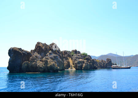 Anzeigen der Stein Inseln in der Ägäis Türkei Griechenland, felsigen Küste nahe Icmeler Marmaris Sommerurlaub Reise Panorama Landschaft einsame Stockfoto