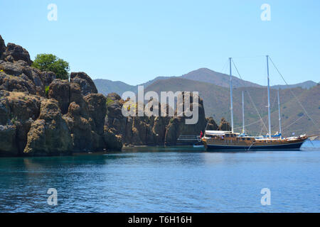 Anzeigen der Stein Inseln in der Ägäis Türkei Griechenland, felsigen Küste nahe Icmeler Marmaris Sommerurlaub Reise Panorama Landschaft einsame Stockfoto
