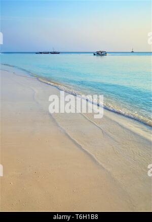 Erholsamer Urlaub in einem sonnigen Land an einem Sandstrand im heißen Sommer Stockfoto