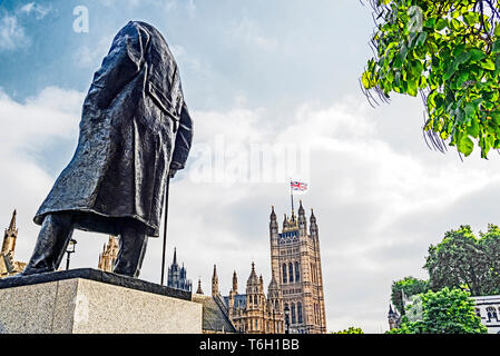 Denkmal von Winston Churchill gegenüber dem Parlament, Westminster, London, England Stockfoto