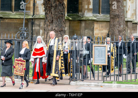 Richter und QCs, voll gekleidet, kommen von den jährlichen Richter Service in der Westminster Abbey, den Beginn eines Kalenderjahres Stockfoto