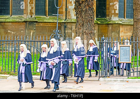 Richter und QCs, voll gekleidet, kommen von den jährlichen Richter Service in der Westminster Abbey, den Beginn eines Kalenderjahres Stockfoto