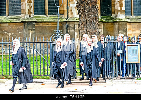 Richter und QCs, voll gekleidet, kommen von den jährlichen Richter Service in der Westminster Abbey, den Beginn eines Kalenderjahres Stockfoto