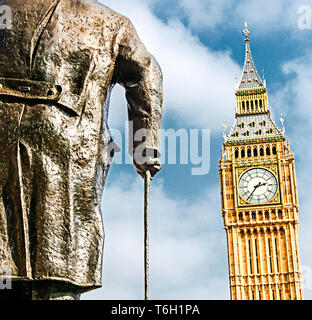 Denkmal von Winston Churchill gegenüber dem Parlament, Westminster, London, England Stockfoto