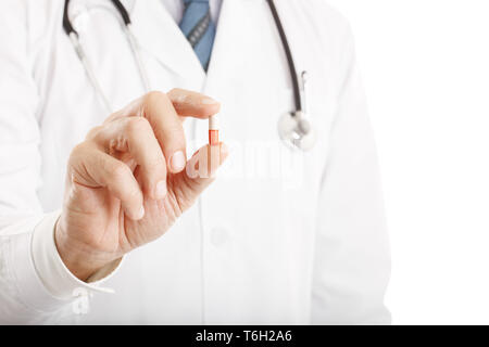 Arzt hält eine Pille Stockfoto