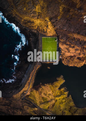 Luftaufnahme von einem Fußballfeld von oben in der Nähe des Dorfes Eiði jetzt als Campingplatz (Färöer, Dänemark, Europa) verwendet Stockfoto