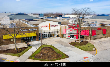 Eine Drohne/Luftaufnahme eines Louis Joliet Mall Eingang mit einem Panera Bread und TGI Fridays auf beiden Seiten. Stockfoto