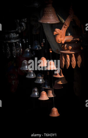 Schöne kleine Ton hängenden Glocken mit schwarzem Hintergrund Street Market Bandipur Nepal Stockfoto