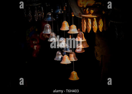 Schöne kleine Ton hängenden Glocken mit schwarzem Hintergrund Street Market Bandipur Nepal Stockfoto