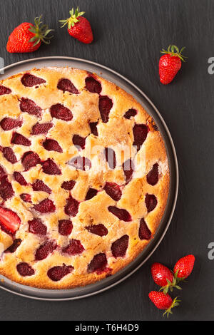 Essen Konzept hausgemachte buttrige Vanille Erdbeer Kuchen auf schwarzem Schiefer Hintergrund mit Kopie apsce Stockfoto