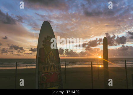 Malte Surfboard mit der untergehenden Sonne hinter sich Stockfoto